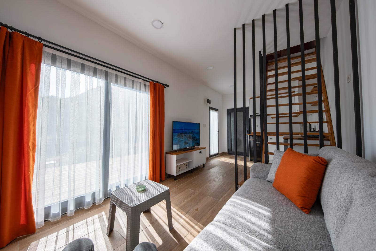 Alt kat geniş cam kapılar ve oturma alanı